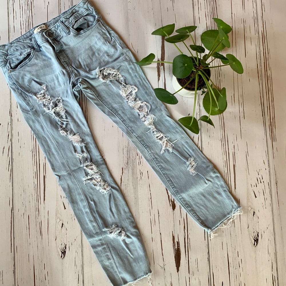 Forever 21 Light Wash Ripped Jeans (Size 27)